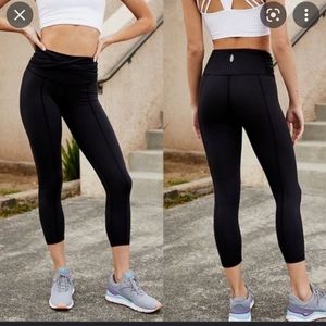 Free people movement cropped legging with POCKETS! Size large.